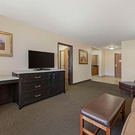 Best Western Plus Country Inn & Suites Dodge City Exterior photo