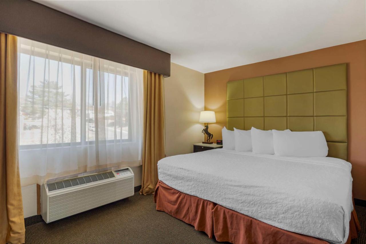 Best Western Plus Country Inn & Suites Dodge City Exterior photo