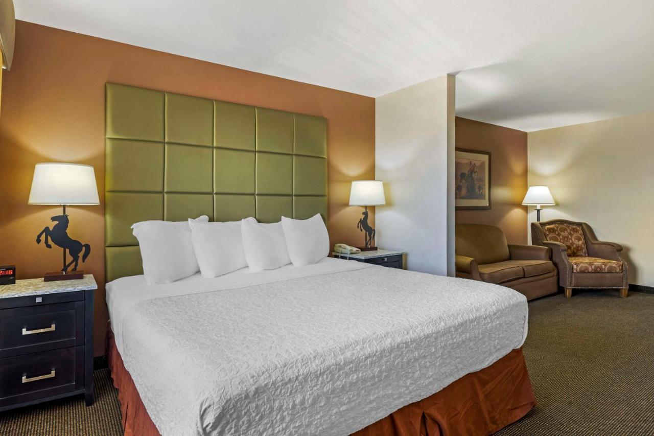 Best Western Plus Country Inn & Suites Dodge City Exterior photo