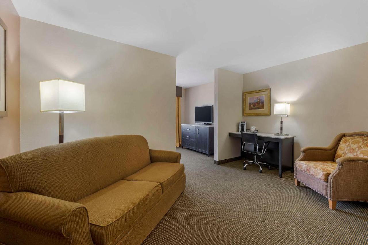Best Western Plus Country Inn & Suites Dodge City Exterior photo