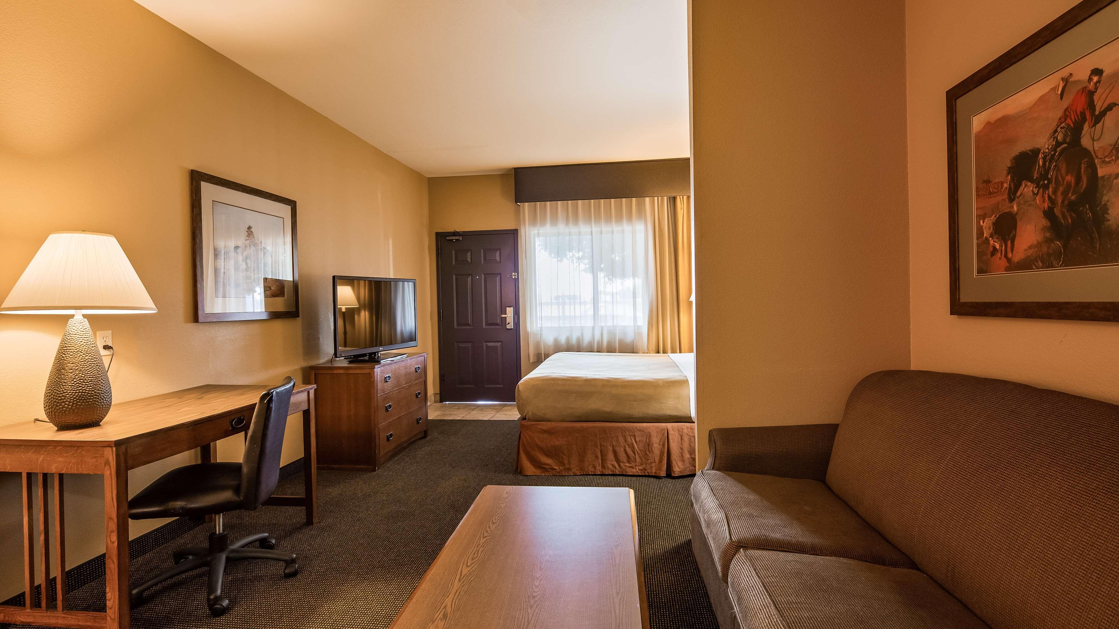 Best Western Plus Country Inn & Suites Dodge City Exterior photo