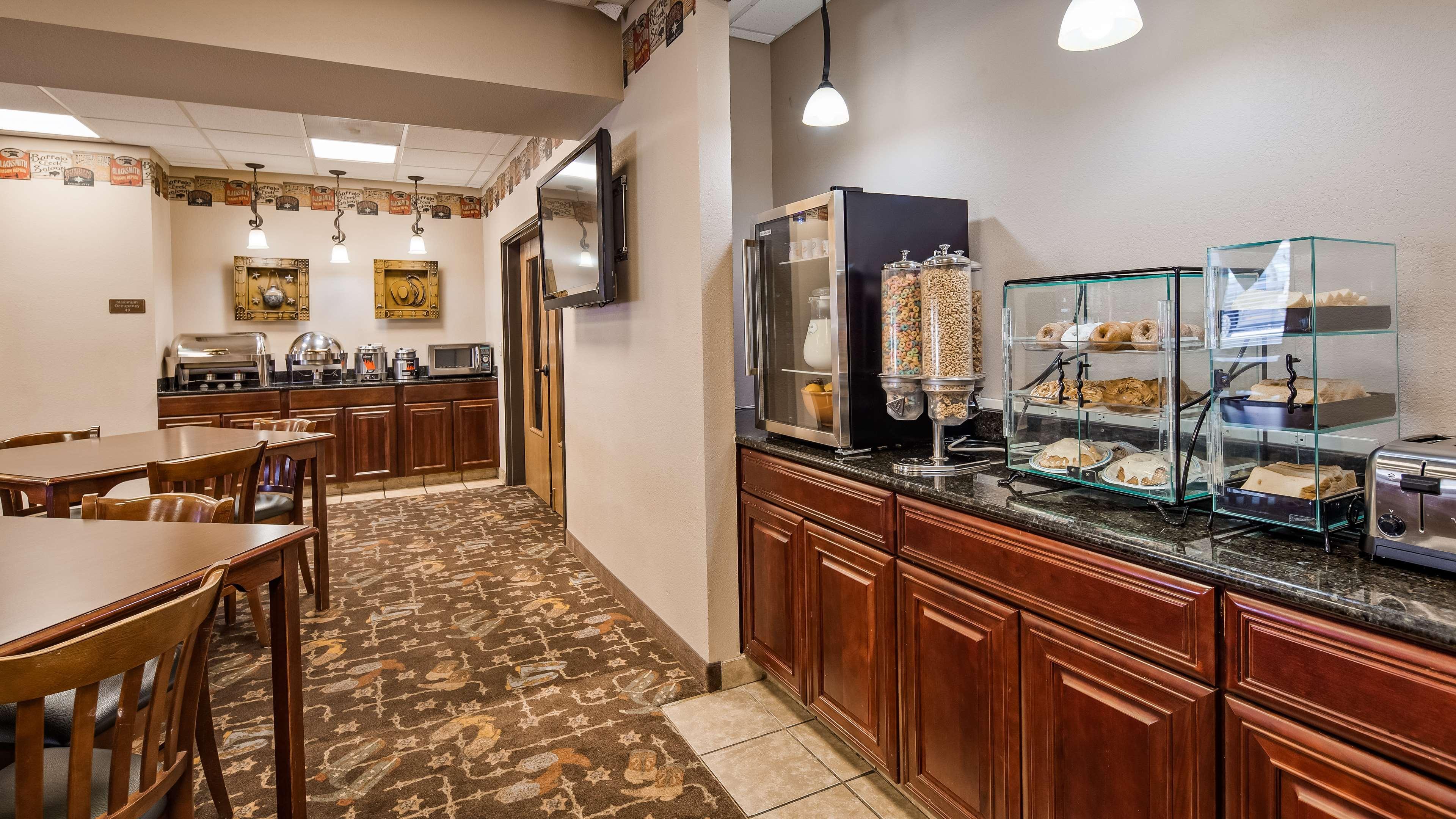 Best Western Plus Country Inn & Suites Dodge City Exterior photo
